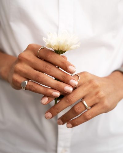 you-hua-de-nu-ren-zai-zhi-jia-shang-zhan-shi-ta-de-zhi-jia-yi-shu